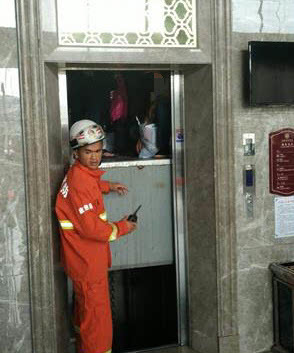 懷集一酒店電梯突發(fā)故障致8人被困，消防官兵火速馳援成功解救